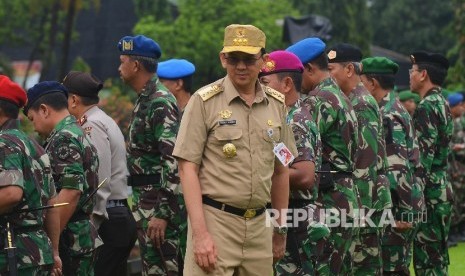 Gubernur DKI Jakarta Basuki Tjahaja Purnama mengikuti apel gabungan yang diadakan di Lapangan Jayakarta, Makodam Jaya, Jakarta, Rabu (17/2). 