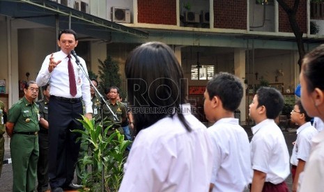 Gubernur DKI Jakarta Basuki Tjahaja Purnama meninjau pelaksanaan Ujian Nasional (UN) di SD Theresia Jakarta Pusat, Senin (18/5).