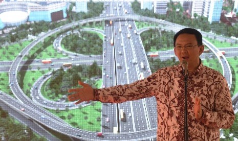 Gubernur DKI Jakarta Basuki Tjahaja Purnama menjelaskan proyek jembatan layang simpang susun Semanggi dalam acara groundbreaking di Jakarta, Jumat (8/4).