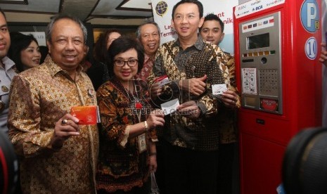 Gubernur DKI Jakarta, Basuki Tjahaja Purnama menunjukan karcis kartu e-money yang digunakan untuk transaksi pembayaran pada mesin parkir meter atau Tempat Parkir Elektronik (TPE) di Jalan Agus Salim, Sabang, Jakarta Pusat, beberapa waktu lalu. (Republika/Raisan A