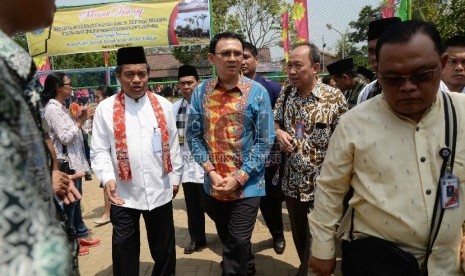 Gubernur DKI Jakarta Basuki Tjahaja Purnama menyapa warga usai meresmikan Ruang Publik Terpadu Ramah Anak (RPTRA) yang berlokasi di Jalan Buluh, Jakarta, Kamis (22/10). 