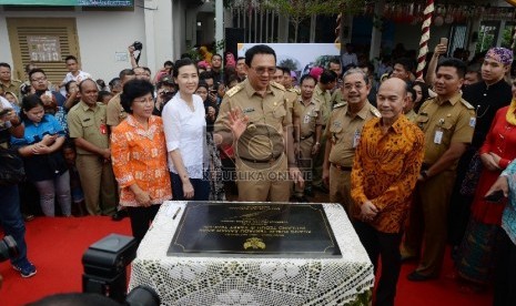 Gubernur DKI Jakarta Basuki Tjahaja Purnama meresmikan Ruang Publik Terpadu Ramah Anak (RPTRA) di Karet Tengsin, Jakarta Pusat, Rabu (30/12).