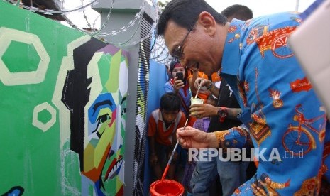 Gubernur DKI Jakarta Basuki Tjahaja Purnama saat membuka Ruang Publik Terpadu Ramah Anak (RPTRA) Pulo Gundul di Jalan Kramat, Johar Baru, Jakarta Pusat, Kamis (17/3). 