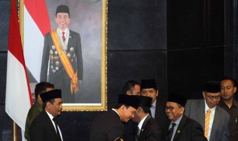 Gubernur DKI Jakarta, Basuki Tjahaja Purnama (tengah), didampingi Wakil Gubernur DKI Jakarta, Djarot Saiful Hidayat (kiri), berbincang dengan sejumlah pimpinan DPRD seusai menghadiri sidang paripurna DPRD Rancangan Anggaran Pendapatan Belanja Daerah (RAPBD