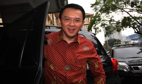 Gubernur DKI Jakarta Basuki Tjahaja Purnama turun dari mobil saat tiba di Bareskrim Mabes Polri, Jakarta, Kamis (25/2)