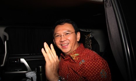 Gubernur DKI Jakarta, Basuki Tjahja Purnama (Ahok) menjawab pertanyaan wartawan usai menjalani pemeriksaan oleh penyidik Direktorat Tindak Pidana Korupsi Bareskrim Polri di Jakarta, Kamis (25/2). 