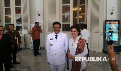 Gubernur DKI Jakarta Djarot Saiful Hidayat dan sang istri Happy Farida tiba di Balai Kota usai pelantikan di Istana Negara, Kamis (15/6).