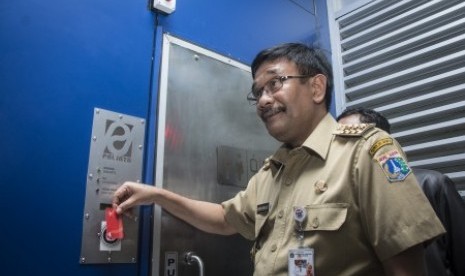 Gubernur DKI Jakarta Djarot Saiful Hidayat mencoba sistem tapping bagian dari Smart Toilet ketika peresmian Smart Toilet di Halte Monas, Jakarta, Senin (9/10). Kehadiran fasilitas Smart Toilet yang juga ramah untuk disabilitas di halte Transjakarta itu untuk meningkatkan kenyamanan pelanggan Transjakarta.