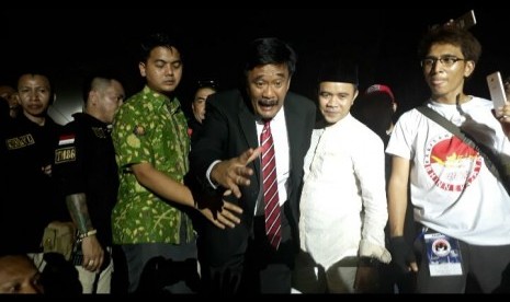 Gubernur DKI Jakarta, Djarot Saiful Hidayat menyapa para pengunjung yang hadir di acara 'Kita Gak Lupa' di Lapangan Banteng, Jakarta Pusat, Sabtu (14/10).