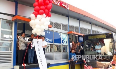 Gubernur DKI Jakarta Djarot Saiful Hidayat meresmikan jalur Bus Transjakarta Koridor 13 rute Ciledug-Tendean, di Halte Cipulir, Jakarta Selatan, Rabu (16/8).