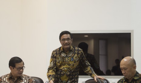 Gubernur DKI Jakarta Djarot Saiful Hidayat (tengah)