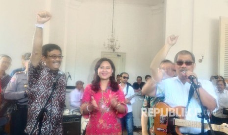 Gubernur DKI Jakarta Djarot Syaiful Hidayat  bernyanyi bersama  istrinya Happy Farida dan Band Koes plus di Balaikota Jakarta (15/10).