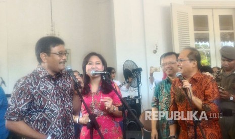 Gubernur DKI Jakarta Djarot Syaiful Hidayat  bernyanyi bersama  istrinya Happy Farida dan Band Koes plus di Balaikota Jakarta (15/10).