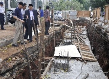 Gubernur DKI Jakarta Fauzi Bowo (berpeci) saat sidak proyek gorong-gorong yang menjadi sumber kemacetan di kawasan niaga Sudirman, Jakarta, Sabtu (29/10). Dalam sidak tersebut Fauzi Bowo memerintahkan cari jalan yang paling baik untuk meminimalisir dampak 