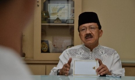 Gubernur DKI Jakarta Fauzi Bowo sedang memberikan penjelasan saat diskusi dengan Redaksi Harian Republika di Jakarta, Jumat (3/8). Dalam penjelasannya Foke mengungkapkan sejumlah persoalan di DKI antara lain mengenai kemiskinan dan E-KTP.