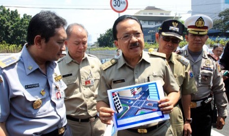 Gubernur DKI Jakarta Fauzi Bowo (tengah) bersama Kepala Dinas Perhubungan DKI Jakarta Udar Pristono (kiri) meninjau kesiapan operasional terowongan atau underpass di Jalan Trunojoyo, Jakarta, Rabu (3/7). Rencananya underpass yang merupakan satu paket denga