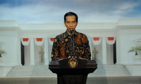 Gubernur DKI Jakarta Joko Widodo alias Jokowi memberikan keterangan pers usai menemui Presiden Susilo Bambang Yudhoyono di Kantor Presiden, Jakarta, Selasa (13/5).