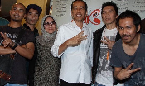 Gubernur DKI Jakarta Joko widodo atau Jokowi (tengah) berfoto bersama grup band Slank saat acara nonton bareng film 