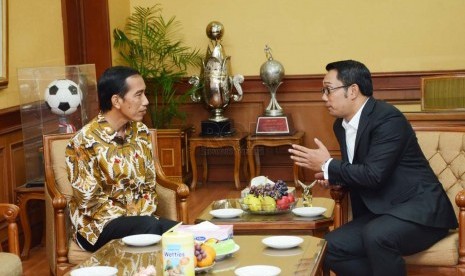 Gubernur DKI Jakarta Joko Widodo berbincang dengan  Wali Kota Bandung Ridwan Kamil (kanan) di Balai Kota Bandung, Kamis (17/4).  (Republika/Edi Yusuf)