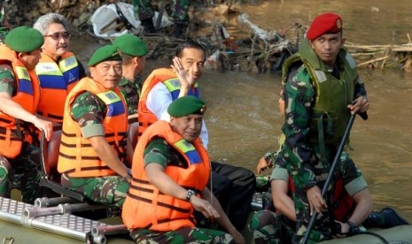 Gubernur DKI Jakarta Joko Widodo bersama KSAD Jenderal TNI Moeldoko saat menyusuri Sungai Ciliwung menggunakan perahu karet pada kegiatan Karya Bakti Skala Besar pembersihan Sungai Ciliwung di jembatan lama Ciliwung, Rawajati, Jakarta Selatan, Kamis (14/8)