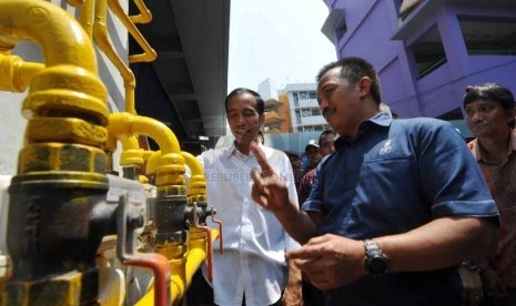 Gubernur DKI Jakarta Joko Widodo di dampingi petugas PGN memantau jajaran pipa gas sambungan rumah di rumah susun Marunda, Jakarta Utara, Kamis (25/9).(Republika/Rakhmawaty La'lang)