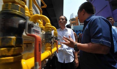 Gubernur DKI Jakarta Joko Widodo di dampingi petugas PGN memantau jajaran pipa gas sambungan rumah di rumah susun Marunda, Jakarta Utara, Kamis (25/9).(Republika/Rakhmawaty La'lang)