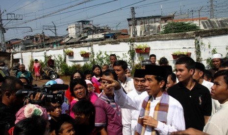 Gubernur DKI Jakarta Joko Widodo (Jokowi) menyapa warga saat berkunjung di Kampung Deret, Tanah Tinggi, Kecamatan Johar Baru, Jakarta Pusat, Kamis (8/8)