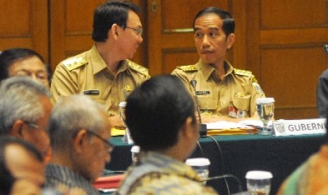 Gubernur DKI Jakarta Joko Widodo (kaanan) dan Wakil Gubernur Basuki Tjahaja Purnama (kiri)