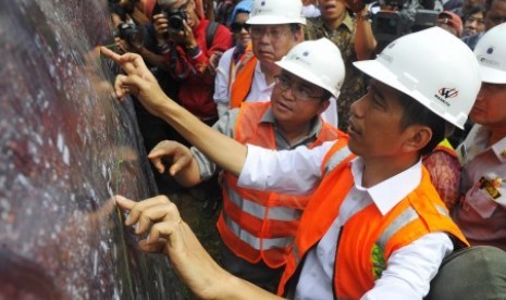 Gubernur DKI Jakarta Joko Widodo (kanan) didampingi Komisaris Utama PT Jakarta Monorail Edward Soeryadjaya (kiri) dan Direktur Teknis PT Jakarta Monorail R. Bovanantoo (tengah) melihat gambar jalur pembangunan proyek monorel ketika meresmikan groundbreakin