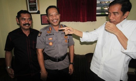 Gubernur DKI Jakarta Joko Widodo (kanan) didampingi Walikota Solo FX Hadi Rudyatmo (kiri) dan Kapolresta Surakarta Kombes Pol Asjima'in (tengah) saat mengunjungi Kantor DPC PDI Perjuangan Surakarta, Jawa Tengah, Minggu (26/5). Jokowi yang sedang pulang kam