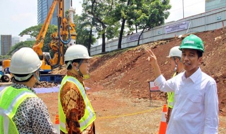   Gubernur DKI Jakarta Joko Widodo (kanan) meninjau proyek MRT usai melakukan peletakan batu pertama pembangunan Stasiun MRT di Dukuh Atas, Jakarta, Kamis (10/10).  (Republika/Yasin Habibi)