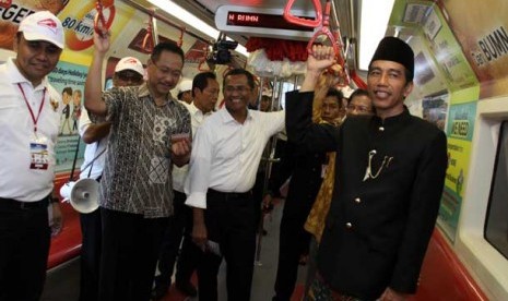 Gubernur DKI Jakarta Joko Widodo(kanan) saat meninjau Monorail Exhibition di Monumen Nasional (Monas), Jakarta, Sabtu (22/6). 