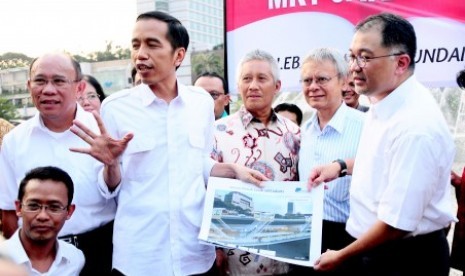 Gubernur DKI Jakarta Joko Widodo (kedua kiri) 