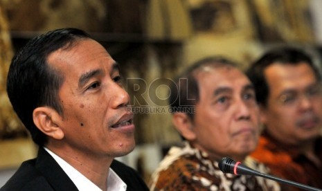  Gubernur DKI Jakarta Joko Widodo (kiri) bersama  Ketua BPK Hadi Purnomo menjawab pertanyaan pers usai pertemuan di Kantor BPK, Jakarta, Senin (7/10).  (Republika/Prayogi)