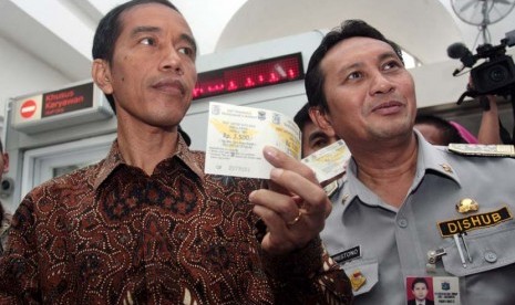 Gubernur DKI Jakarta Joko Widodo (kiri) dan Kepala Dinas Perhubungan DKI Jakarta Udar Pristono.