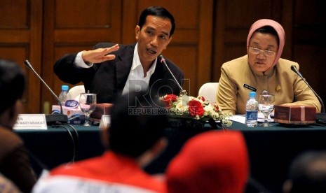  Gubernur DKI Jakarta Joko Widodo (kiri) didampingi Kepala Dinas Kesehatan DKI Dien Emawati berbicara dalam acara uji publik Kartu Jakarta Sehat (KJS) di Gedung Balaikota, Jakarta Pusat, Rabu (27/3). (Republika/Prayogi)