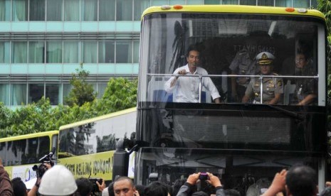  Gubernur DKI Jakarta Joko Widodo (kiri) mencoba bus tingkat pariwisata pada peresmian bus tersebut di Bundaran HI, Jakarta, Kamis (16/1). 