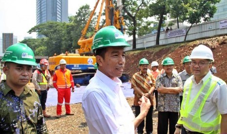  Gubernur DKI Jakarta Joko Widodo (kiri) meninjau proyek MRT usai melakukan peletakan batu pertama pembangunan Stasiun MRT di Dukuh Atas, Jakarta, Kamis (10/10).  (Republika/Yasin Habibi)