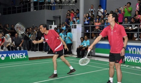 Gubernur DKI Jakarta Joko Widodo (kiri), Pebulutangkis Taufik Hidayat (kanan) bertanding bersama Mantan ketua PBSI Sutiyoso dan Wartawan olah raga Fery Kinarsal (tidak nampak) pada acara //soft launching// Taufik hidayat arena di kawasan Ciracas, Jakarta T