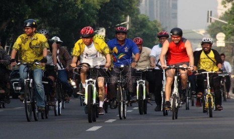  Gubernur DKI Jakarta Joko Widodo melakukan kampanye penggunaan sepeda sebagai alat transportasi, dengan mengayuh sepeda saat berangkat kerja, dari rumah menuju Balaikota di Jakarta Pusat, Jumat (1/11).   (Republika/Yasin Habibi)