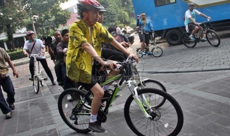  Gubernur DKI Jakarta Joko Widodo melakukan kampanye penggunaan sepeda sebagai alat transportasi, dengan mengayuh sepeda saat berangkat kerja, dari rumah menuju Balaikota di Jakarta Pusat, Jumat (1/11).   (Republika/Yasin Habibi)