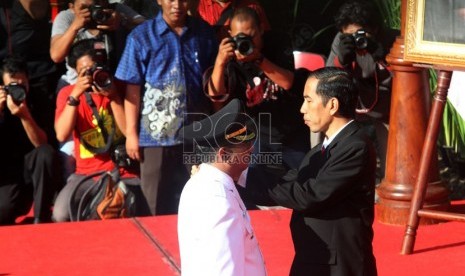  Gubernur DKI Jakarta Joko Widodo melantik Walikota Jakarta Barat Fatahillah di kompleks Rusun Angke, Tambora, Jakarta Barat, Jumat (17/5).  (Republika/ Yasin Habibi)