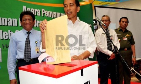  Gubernur DKI Jakarta Joko Widodo memasukkan SPT Pajak Penghasilan (PPh) pribadi tahun 2012 ke dalam drop box di Jakarta Pusat, Senin (18/03).  (Republika/Prayogi)