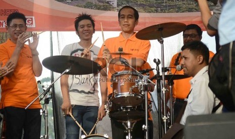  Gubernur DKI jakarta, Joko Widodo menabuh drum didampingi drumer Slank, Bimbim (kiri) saat mencanangkan 