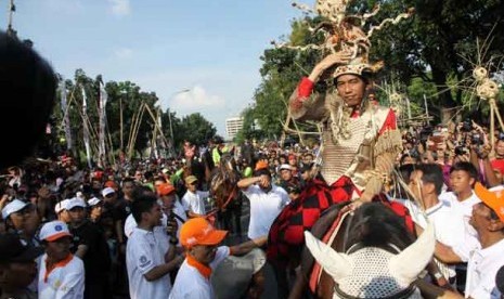 Gubernur DKI Jakarta Joko Widodo menaiki kuda saat perayaan Jakarnaval 2013 di Jalan Medan Merdeka Selatan, Jakarta, Ahad (30/6). 