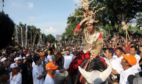 Gubernur DKI Jakarta Joko Widodo menaiki kuda saat perayaan Jakarnaval 2013 di Jalan Medan Merdeka Selatan, Jakarta, Ahad (30/6). 