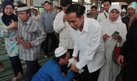 Gubernur DKI Jakarta, Joko Widodo, menerima jabat tangan dari seorang warga usai melakukan Shalat Jumat di Masjid Sunda Kelapa, Jakarta, Jumat (26/10).