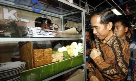 Gubernur DKI Jakarta Joko Widodo mengunjungi area pedagang kaki lima (PKL) usai peresmian penataan PKL di jalan Daan Mogot, Jakarta Barat, Kamis (28/2).