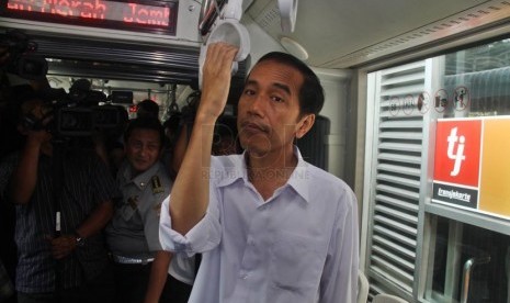  Gubernur DKI Jakarta Joko Widodo meninjau bus Transjakarta gandeng atau articulated bus saat peluncuran armada baru di Halte TransJakarta Ancol, Jakarta Utara, Rabu (22/1).    (Republika/Yasin Habibi)