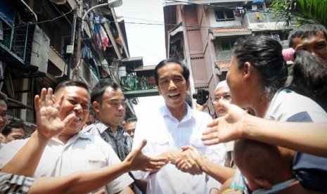  Gubernur DKI Jakarta Joko Widodo meninjau permukiman kumuh dan padat penduduk di Tanah Tinggi, Johar Baru, Jakarta Pusat, Selasa (16/10). (Aditya Pradana Putra/Republika)